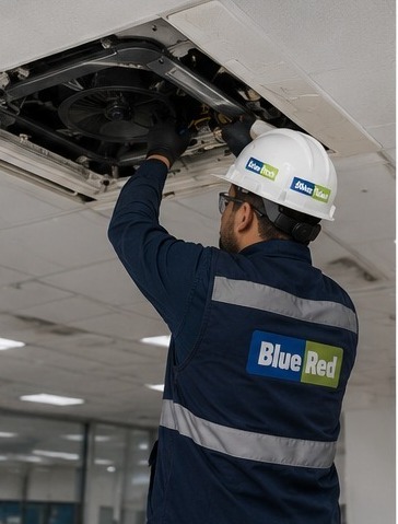 Técnico de Blue Red dando mantenimiento a un sistema HVAC